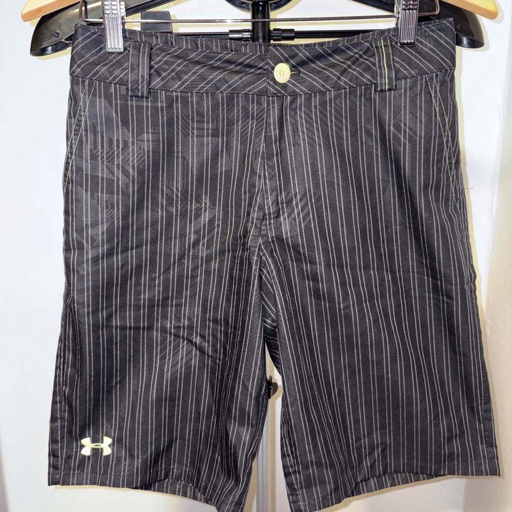 Under Armour Boys Loose Performance Shorts Size YM adjustable waist. black strip